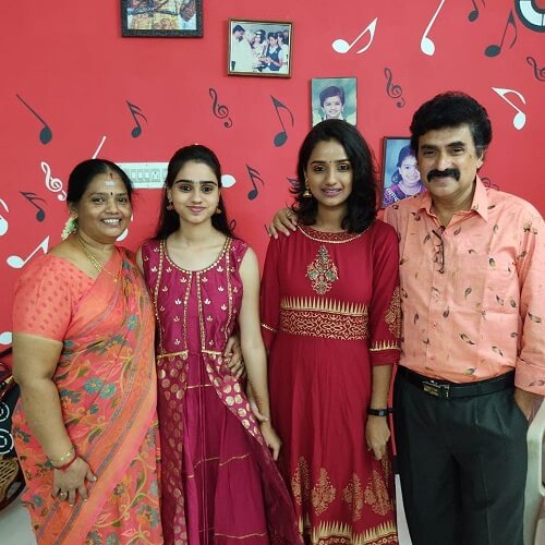 Vanathi Suresh WIth her Family